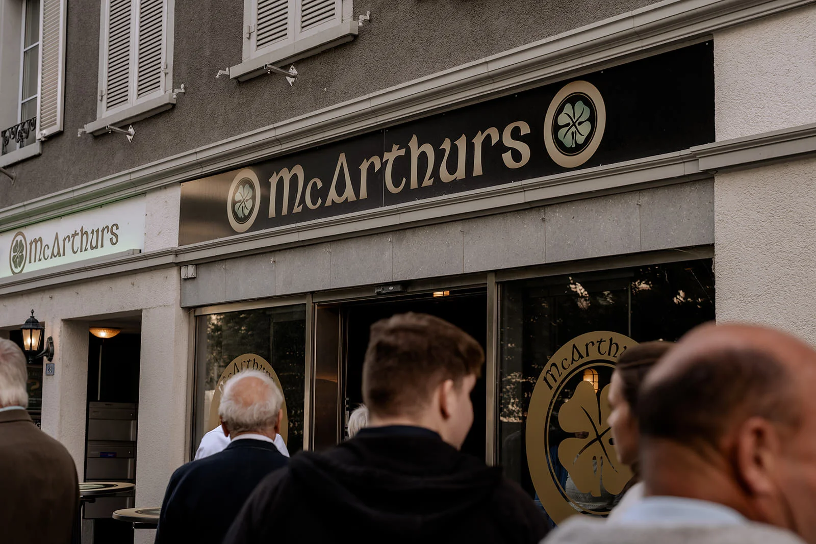 Hochzeit in einem Irish Pub in Lenzburg, Schweiz (Hochzeitsfotografie von Franzie Herre Photography) International Wedding