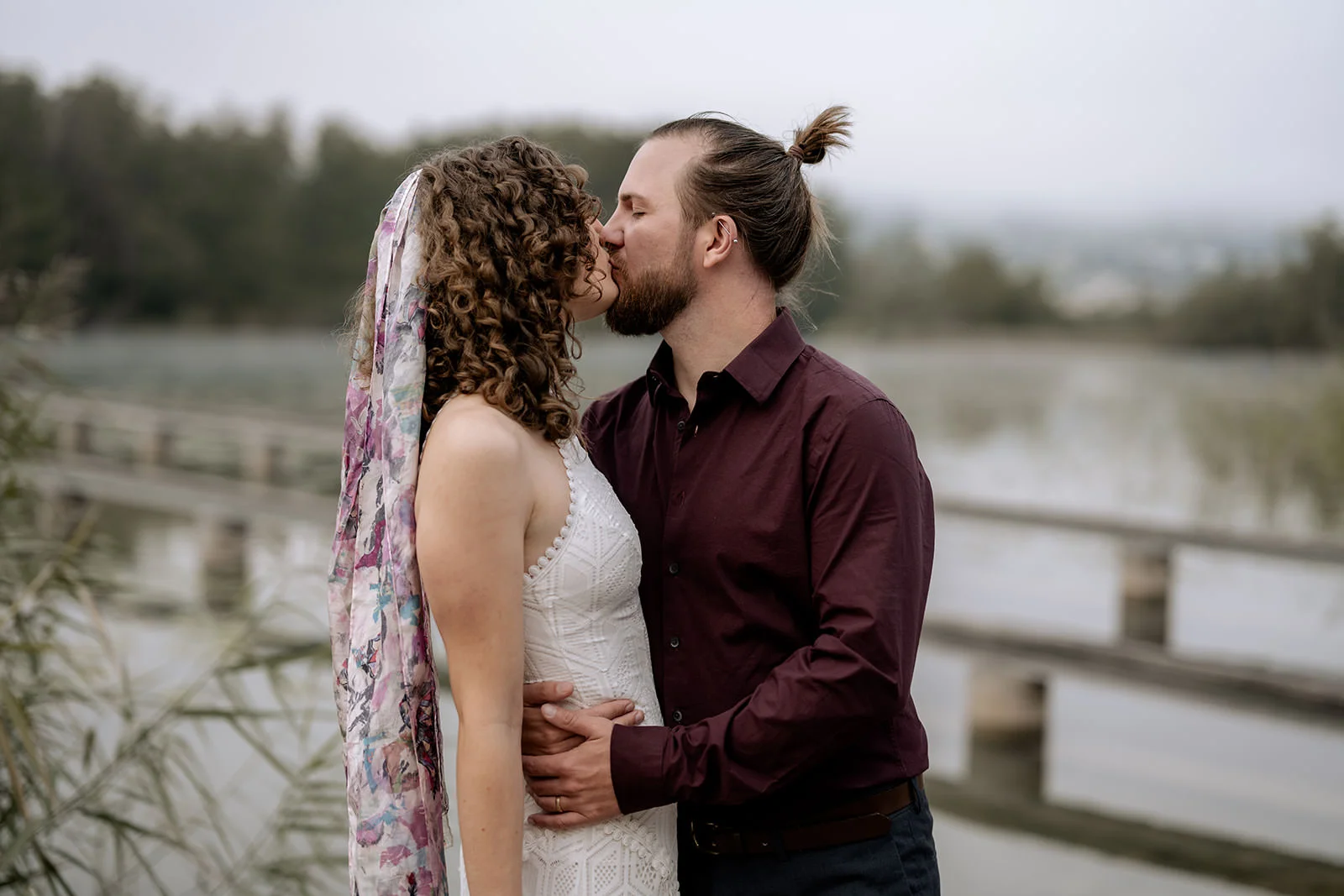 Brautpaar an einem See in Lenzburg, Hochzeitsfotografie am Hallwilersee, Schweiz