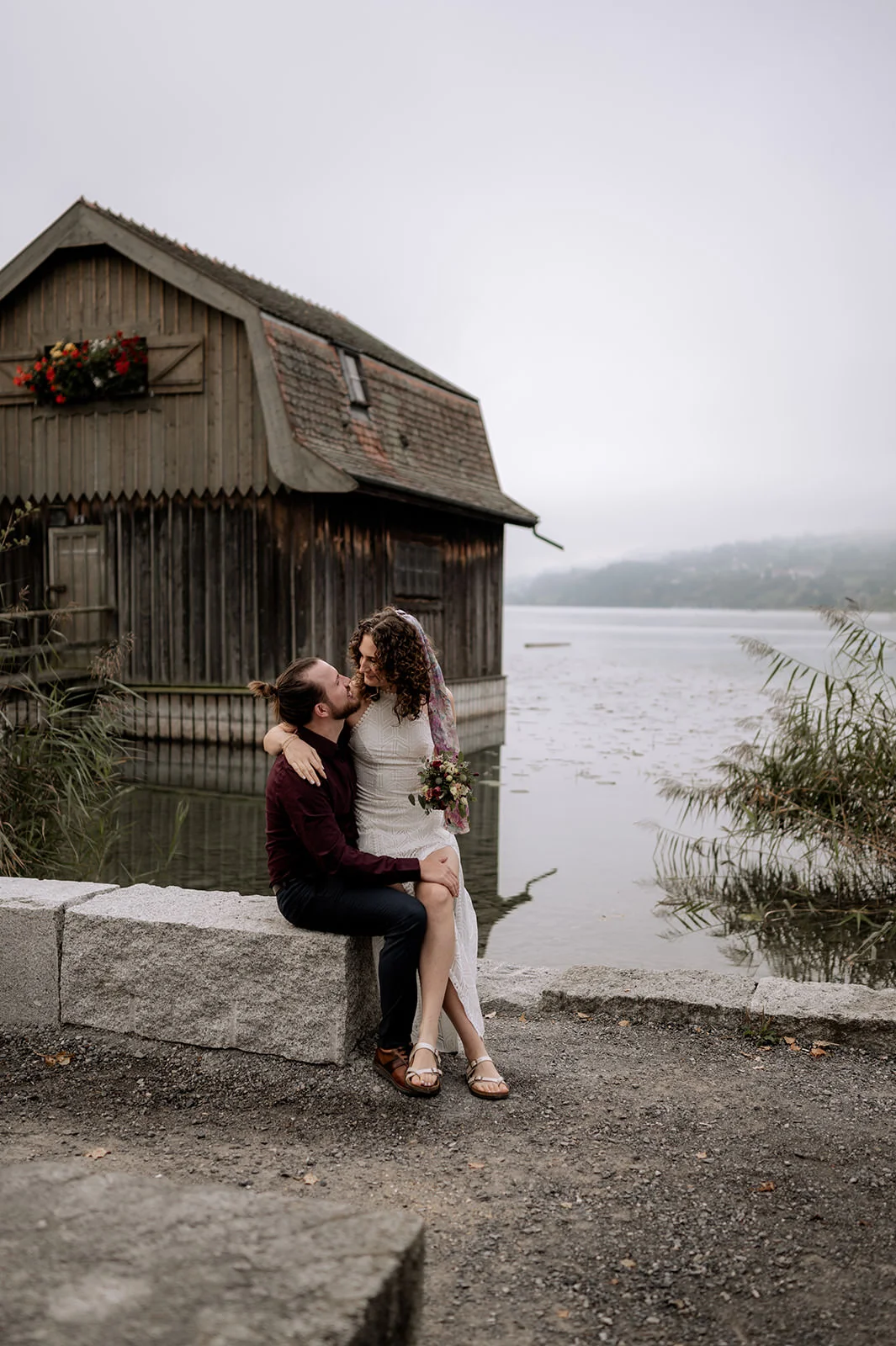 Brautpaar an einem See in Lenzburg, Hochzeitsfotografie am Hallwilersee, Schweiz