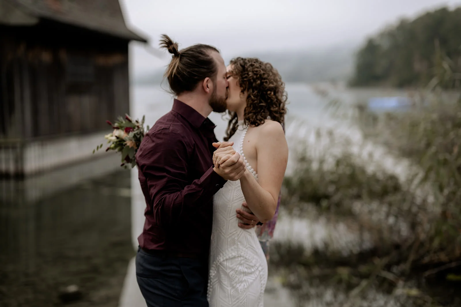 Brautpaar an einem See in Lenzburg, Hochzeitsfotografie am Hallwilersee, Schweiz