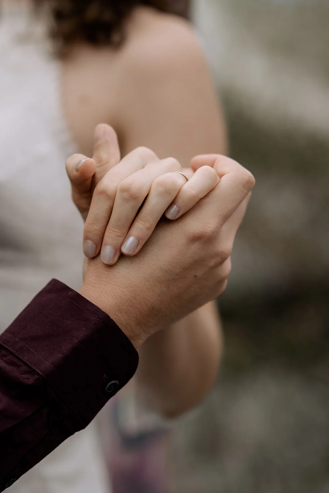 Brautpaar an einem See in Lenzburg, Hochzeitsfotografie am Hallwilersee, Schweiz