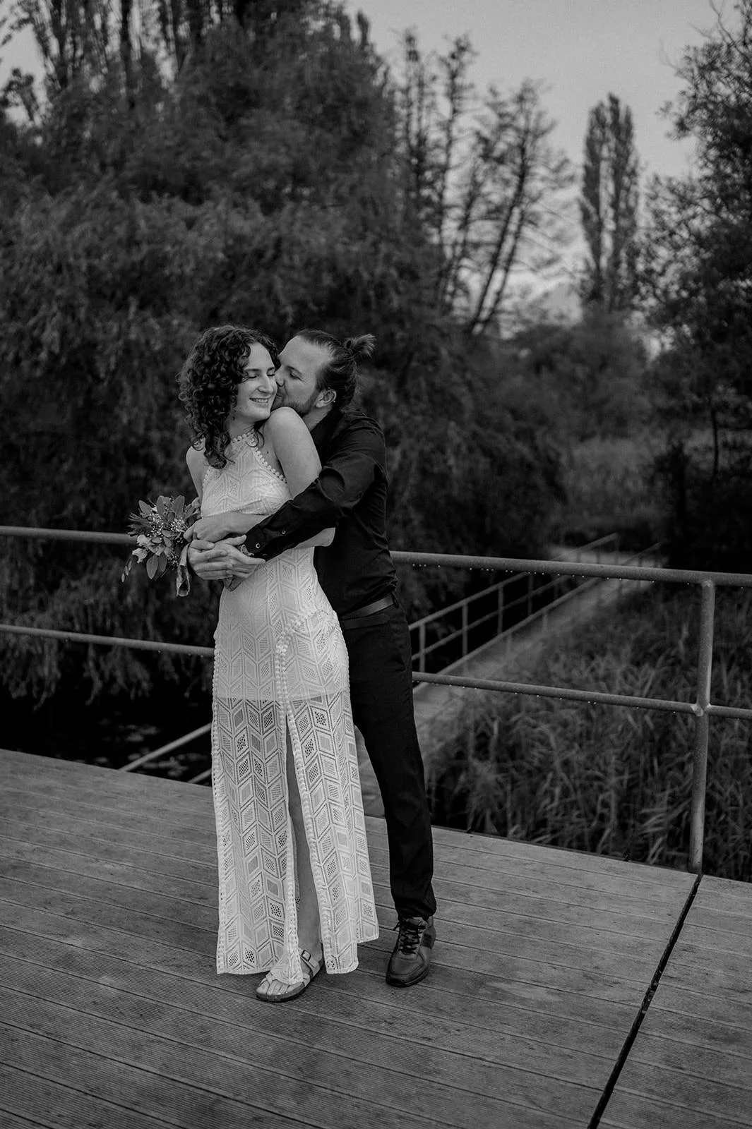 Brautpaar an einem See in Lenzburg, Hochzeitsfotografie am Hallwilersee, Schweiz