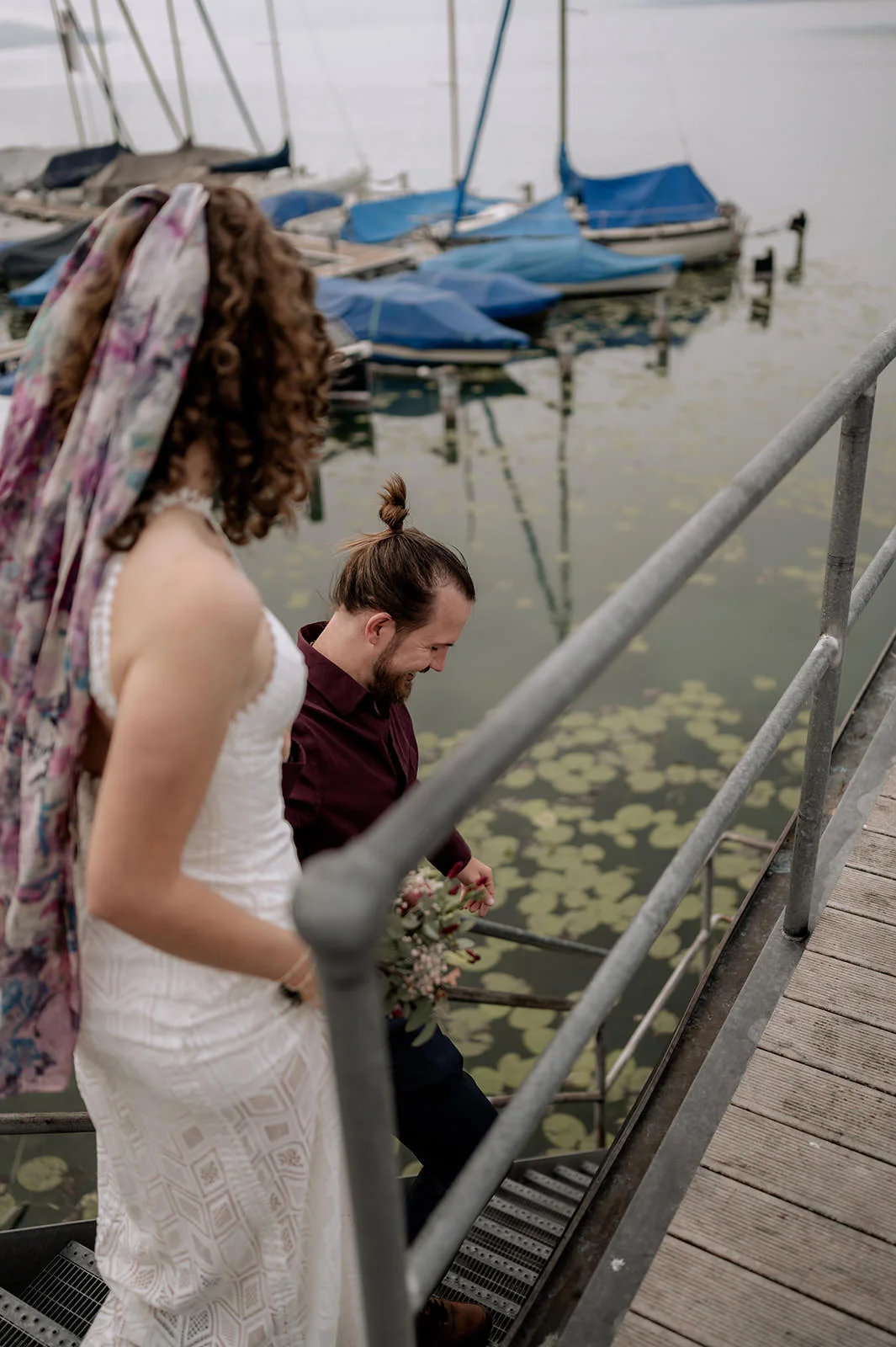 Brautpaar an einem See in Lenzburg, Hochzeitsfotografie am Hallwilersee, Schweiz