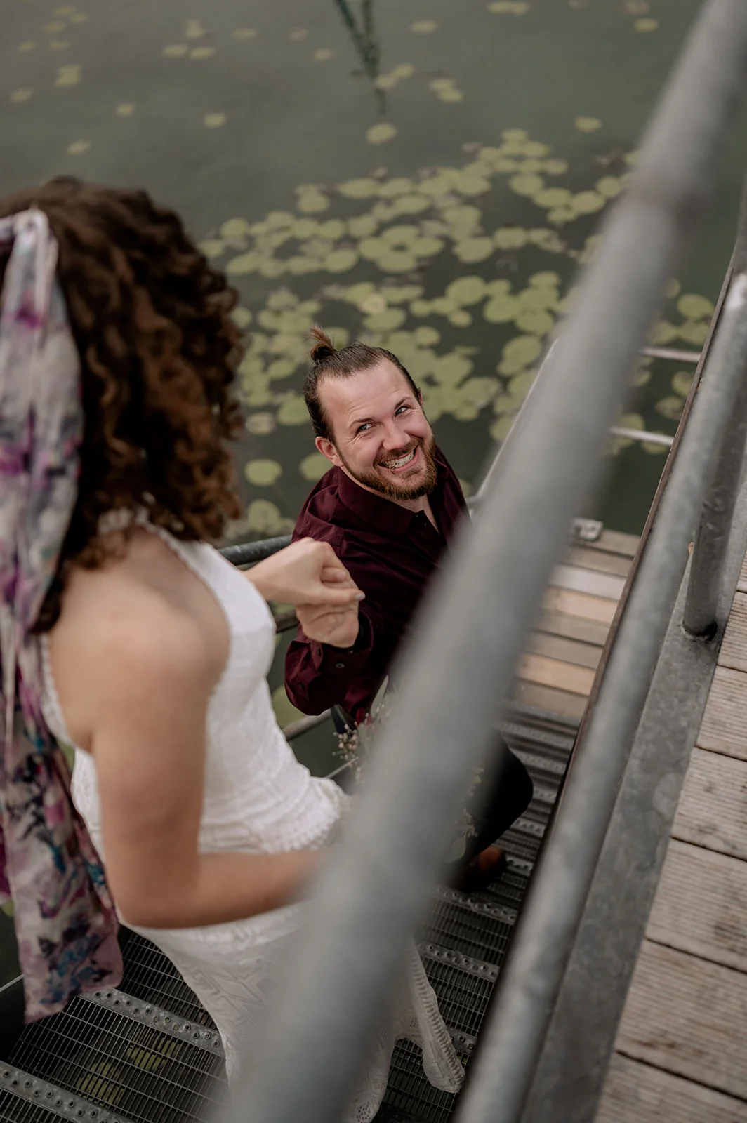 Brautpaar an einem See in Lenzburg, Hochzeitsfotografie am Hallwilersee, Schweiz