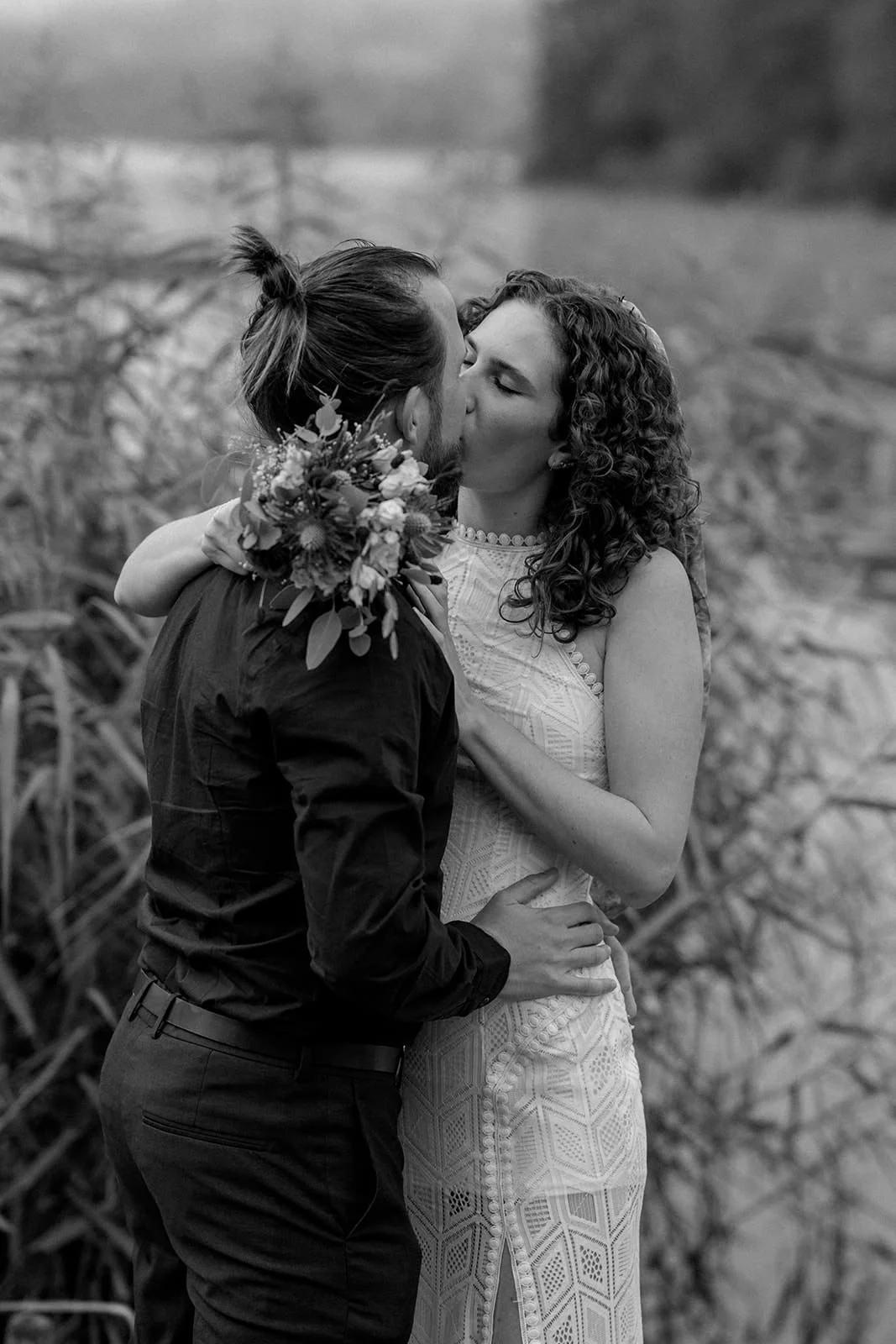 Brautpaar an einem See in Lenzburg, Hochzeitsfotografie am Hallwilersee, Schweiz