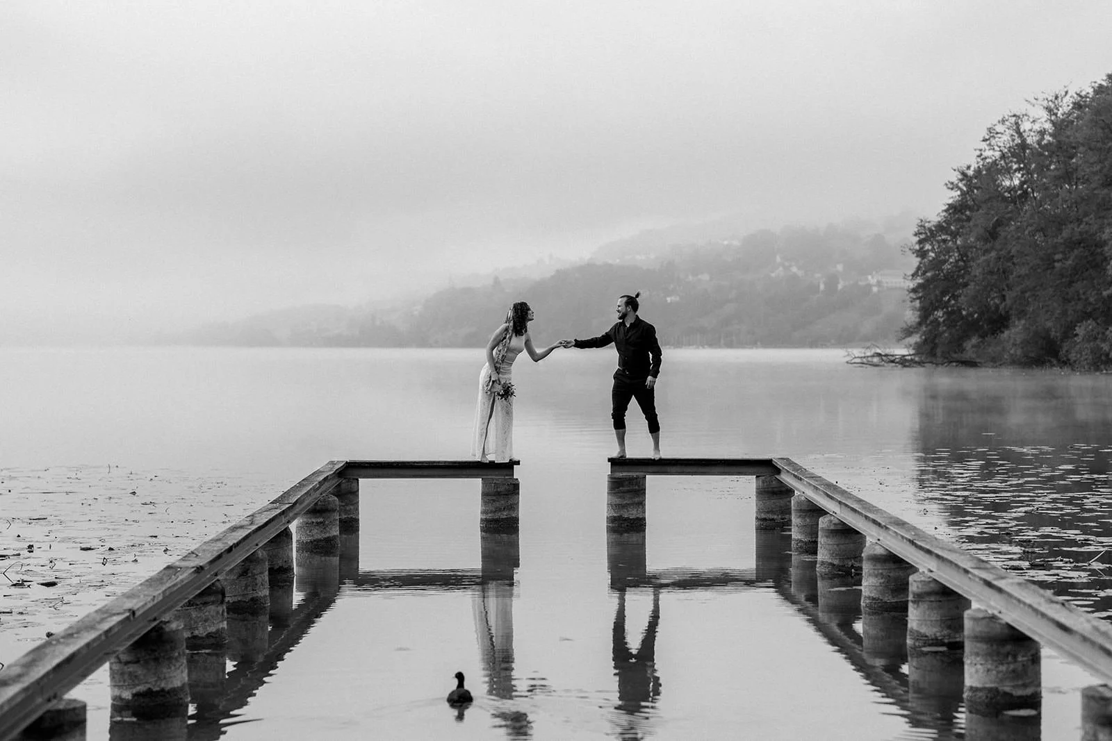 Brautpaar an einem See in Lenzburg, Hochzeitsfotografie am Hallwilersee, Schweiz