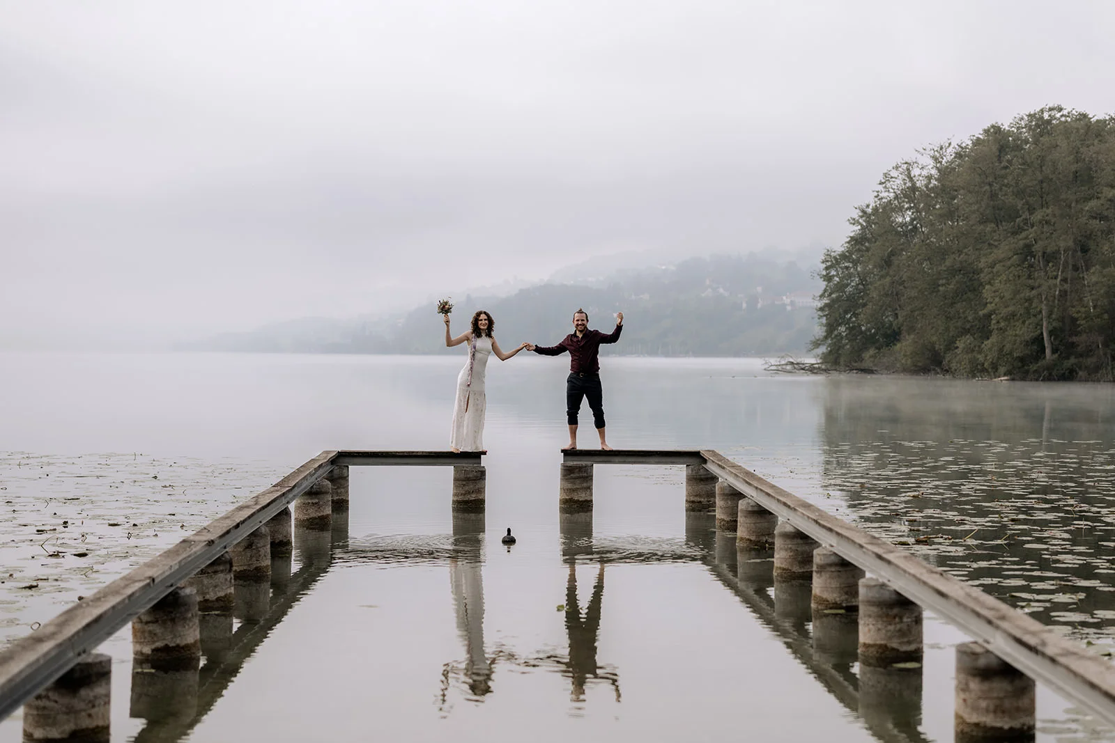 Brautpaar an einem See in Lenzburg, Hochzeitsfotografie am Hallwilersee, Schweiz