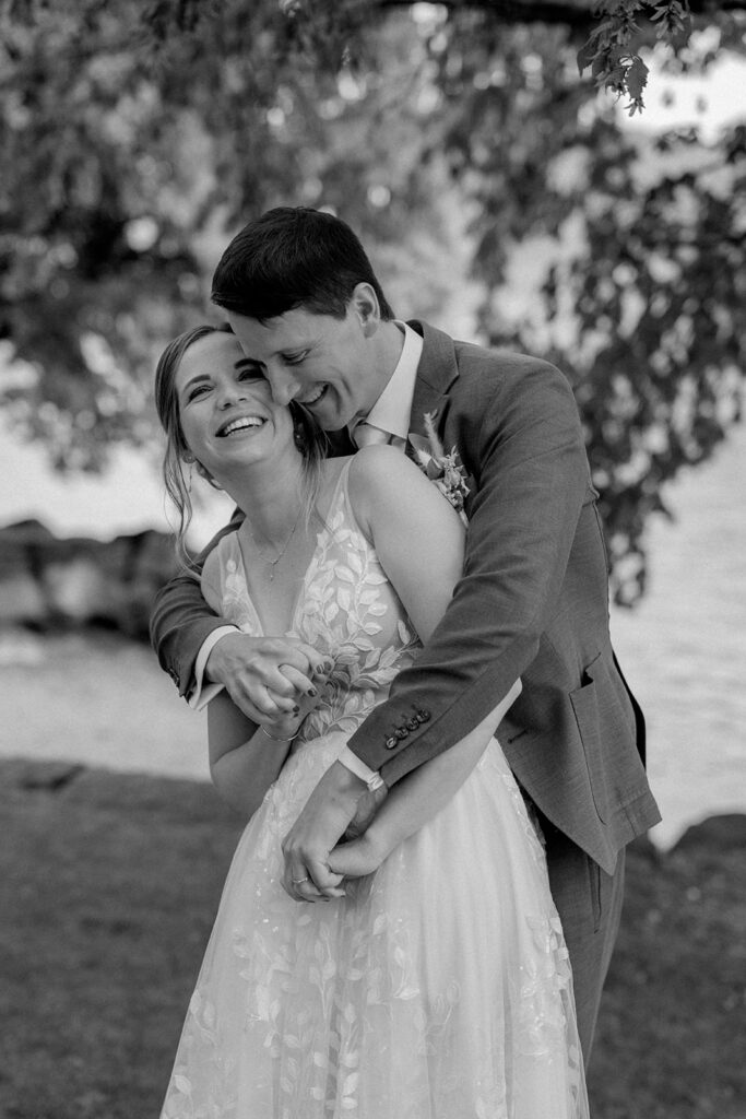 Hochzeitsfotografie in der Schweiz - Glückliches Brautpaar bei den Hochzeitsfotos