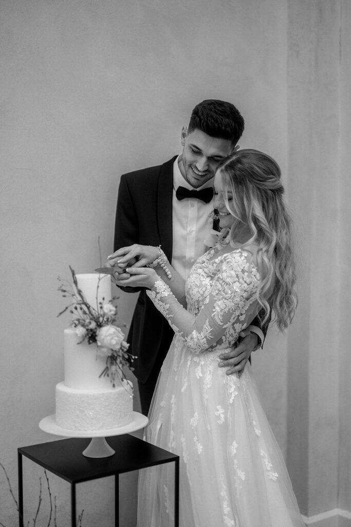 Hochzeitspaar schneidet Torte an