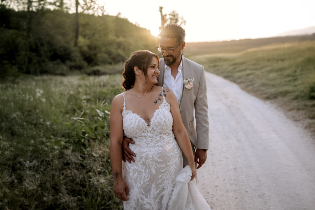 Hochzeitspaar im Sonnenuntergang